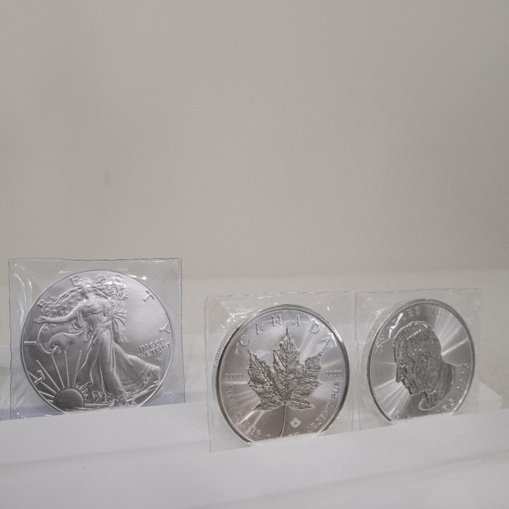 銀幣部落格2 銀幣與銀章差異比較圖,包含發行單位與價值差別
銀幣回收或秤重實拍圖